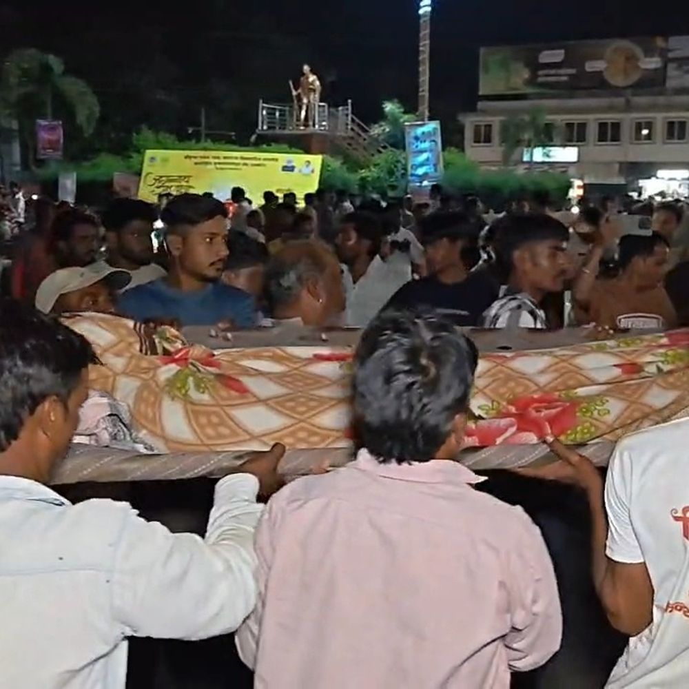 
                 तेज आवाज पर टोका तो बुजुर्ग पर जानलेवा हमला:उदयपुर में इलाज के दौरान मौत,परिजनों ने गांधी चौराहे पर शव रखकर किया प्रदर्शन 
            