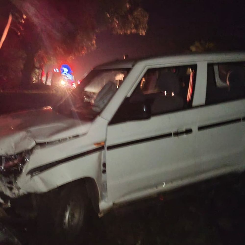 
                 बीमार छात्रा को ले जा रही बोलेरो मकान से टकराई:बाइक को बचाने की कोशिश में बेकाबू हुई; दो घायल, जिला अस्पताल में भर्ती 
            