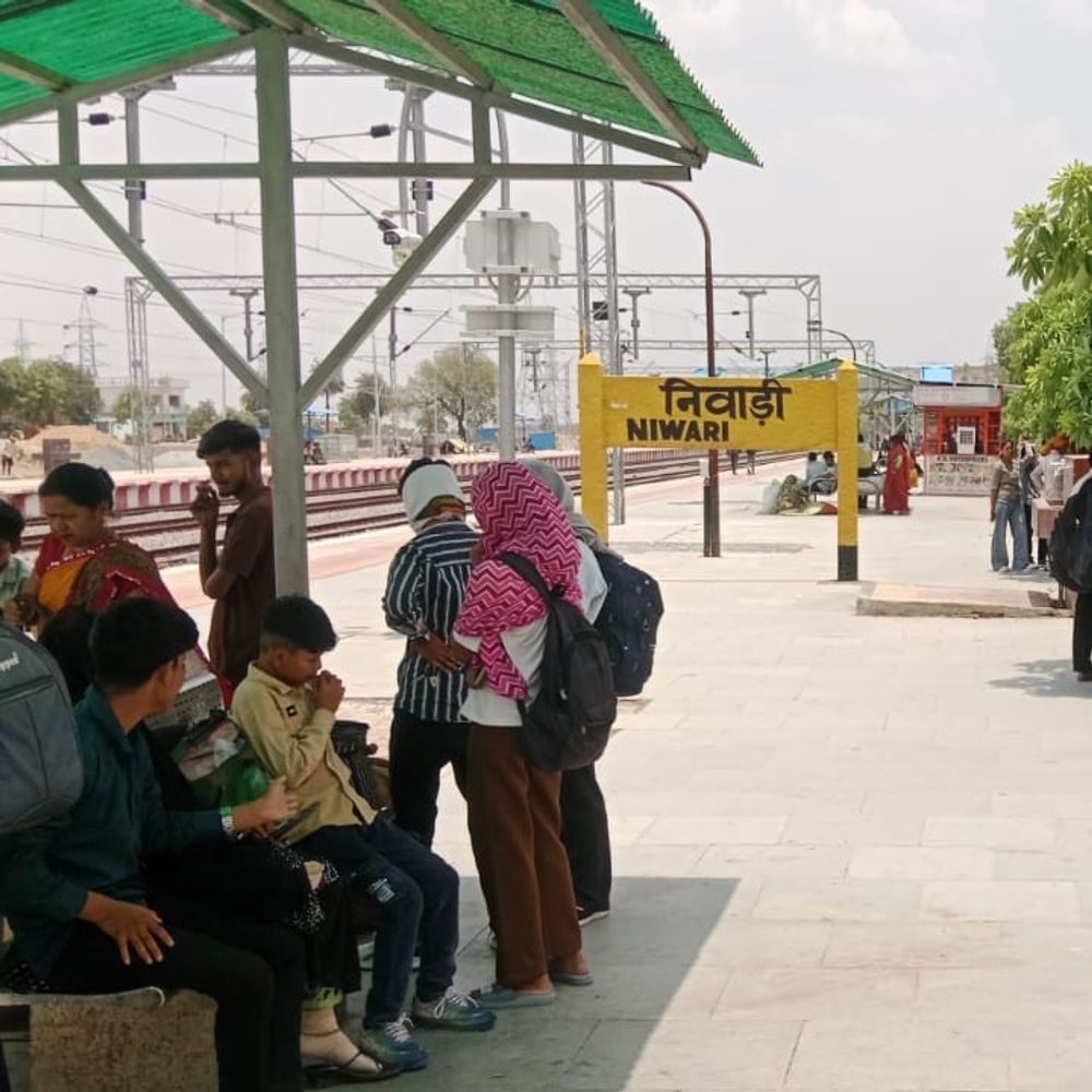 
                 ओरछा-निवाड़ी से होकर गुजरने वाली कई ट्रेंने रद्द:कुछ गाड़ियों का मार्ग बदला, 27 से 29 जुलाई तक झांसी-मानिकपुर लाइन पर काम होगा 
            