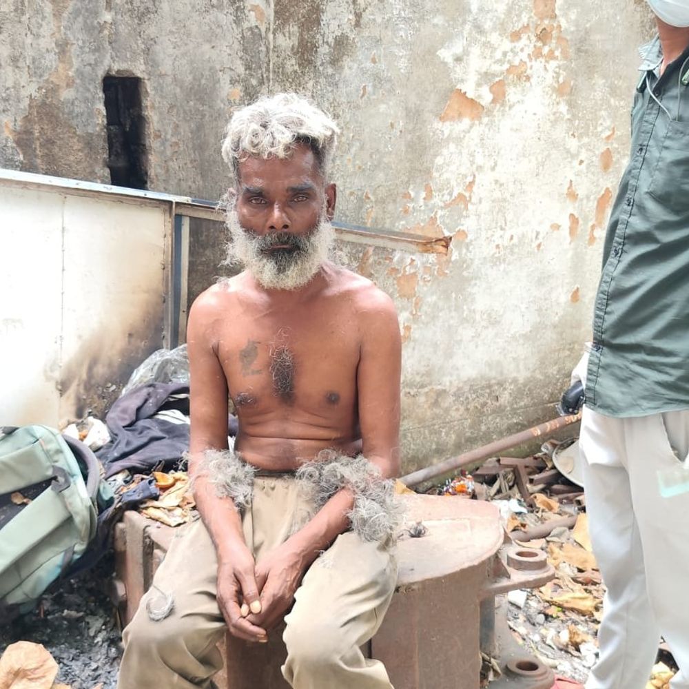 
                 पुलिस ने बुजुर्ग की सेविग कराकर नहलाया और खाना खिलाया:डरने के बाद हुआ खुश, अब परिवार से मिलाने की हो रही कोशिश 
            