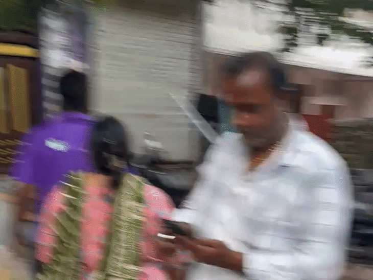 
                 पुश्तैनी मकान के विवाद में रिश्तेदारों ने लाठी-डंडों से पीटा:महिला के कपड़े तक फाड़े; भाई भी घायल, शिकायत के बाद घर पहुंचकर दोबारा किया हमला 
            
