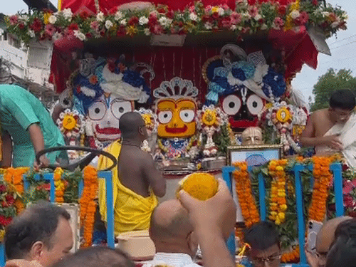 प्रयागराज में इस्कॉन की 16वीं जगन्नाथ रथयात्रा: 'स्वच्छ और हरित' अभियान के साथ उमड़ा आस्था का सैलाब