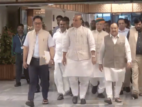 मानसून सत्र से पहले सर्वदलीय बैठक, विपक्ष का वॉकआउट:15 मिनट में बाहर निकले सांसद, बागियों को मीटिंग में बुलाने का विरोध; दोबारा फिर शामिल
