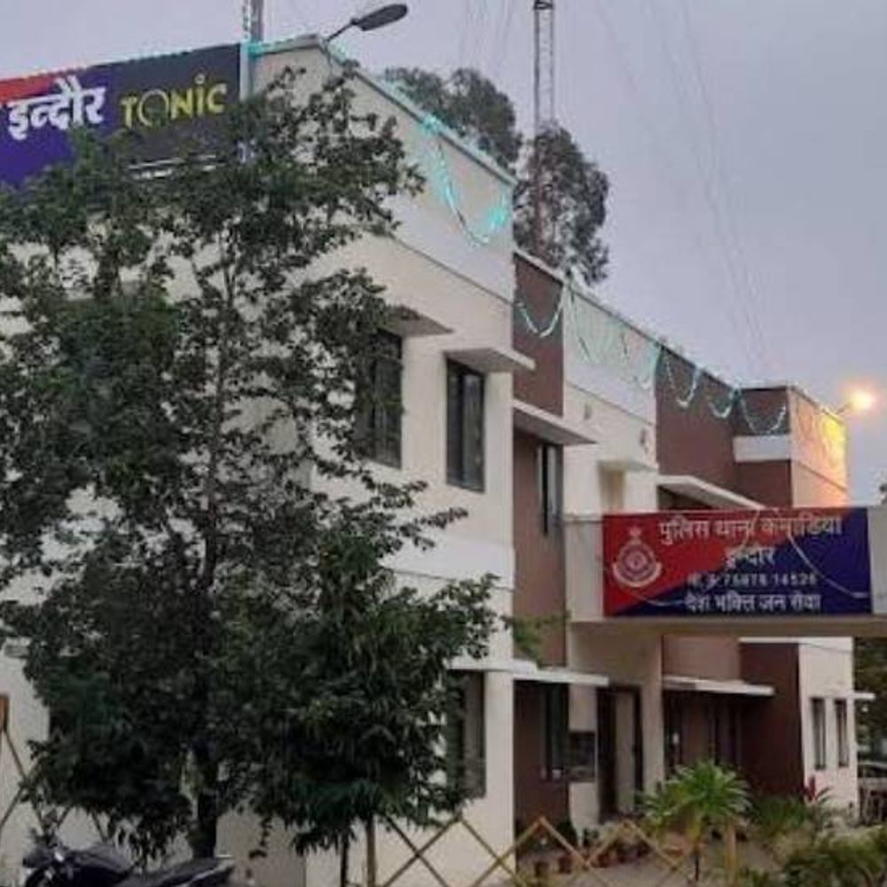
                 ई-रिक्शा में ले जा रहे थे 70 हजार की शराब:पुलिस ने घेराबंदी कर पकड़ा, दो आरोपी गिरफ्तार, 5 लाख का ई-रिक्शा भी जब्त 
            
