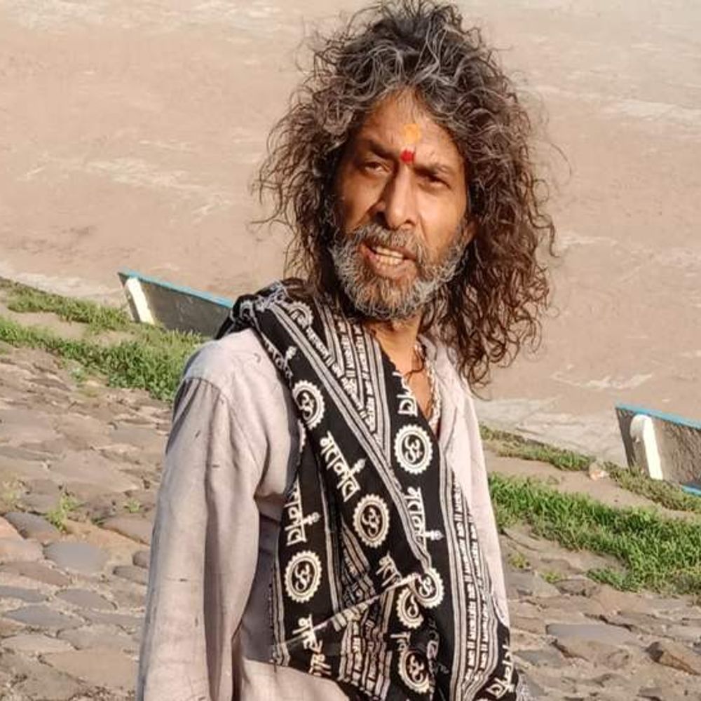 
                 कारखाना संचालक का घर में खून से सना शव मिला:कमरे में बिखरा मिला सामान, हत्या की आशंका; पुलिस हर पहलू से जांच में जुटी 
            