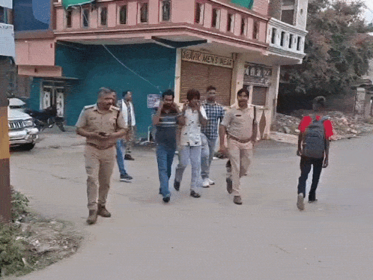 
                 फायरिंग कर दहशत फैलाने वाले दो बदमाशों का जुलूस निकला:भिंड में कराया मौका मुआयना, 500 मीटर पैदल घुमाया; दो आरोपी अब भी फरार 
            