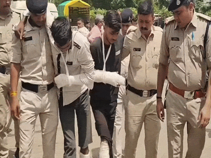 
                 बाइक-सवार पर डंडे से हमला करने वाले दो बदमाश गिरफ्तार:इंदौर में 250 CCTV खंगालकर पहुंची पुलिस; तीसरे की तलाश जारी 
            