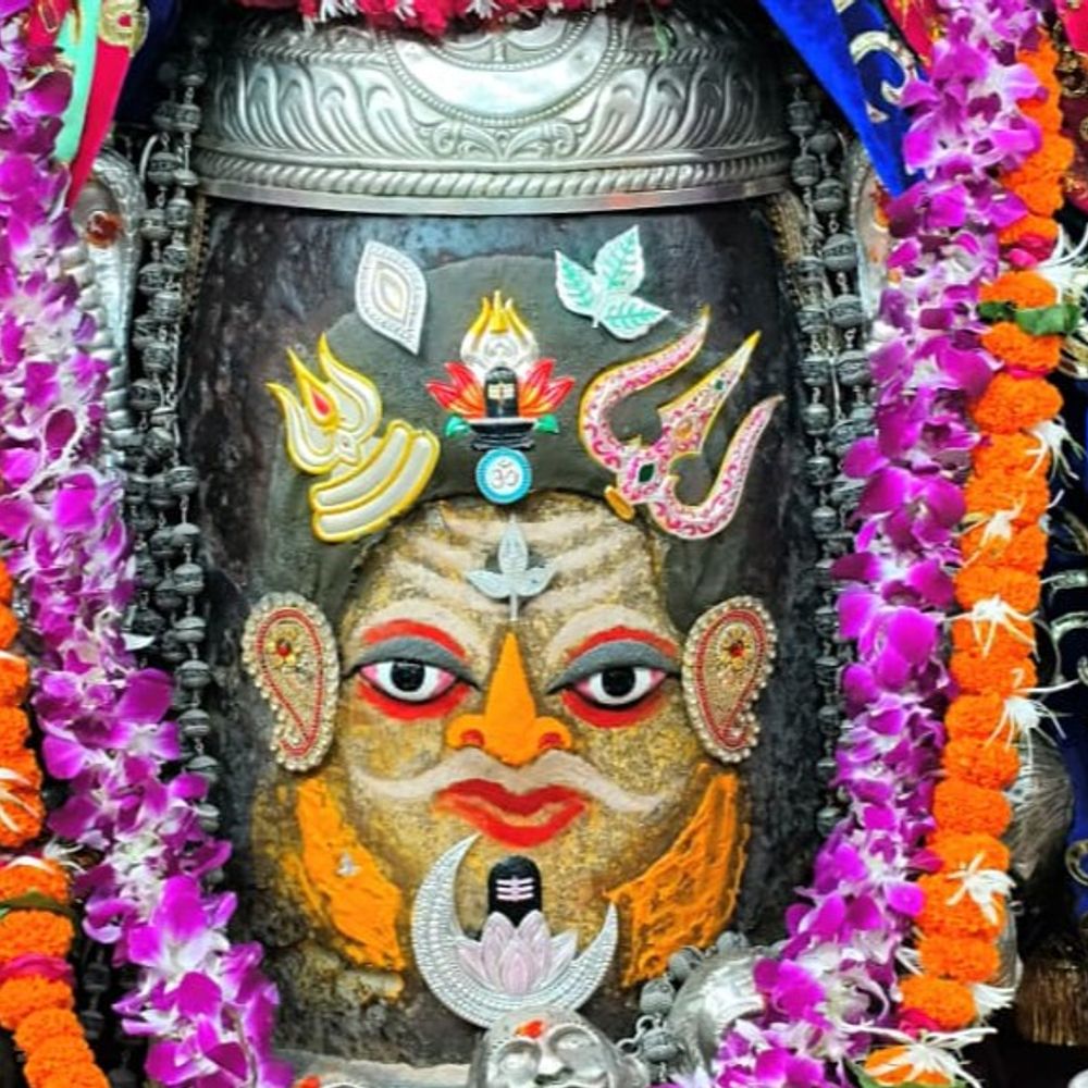 
                 रविवार भस्म आरती दर्शन:त्रिनेत्र धारी भगवान महाकाल का रजत त्रिपुण्ड, त्रिशूल और आभूषण अर्पित कर श्रृंगार 
            