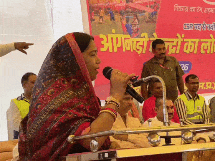 
                 प्रभारी मंत्री बोलीं-महिलाओं को आगे आने दीजिए:आंगनवाड़ी केंद्र के लोकार्पण में कहा-उनके पद की जिम्मेदारी उन्हें खुद संभालने दें 
            