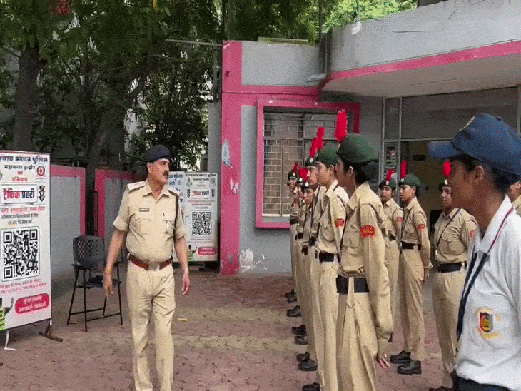 
                 एनसीसी कैडेट्स ने दिया ट्रैफिक पुलिस का साथ:ट्रेनिंग के बाद चौराहों पर संभाली ट्रैफिक व्यवस्था 
            