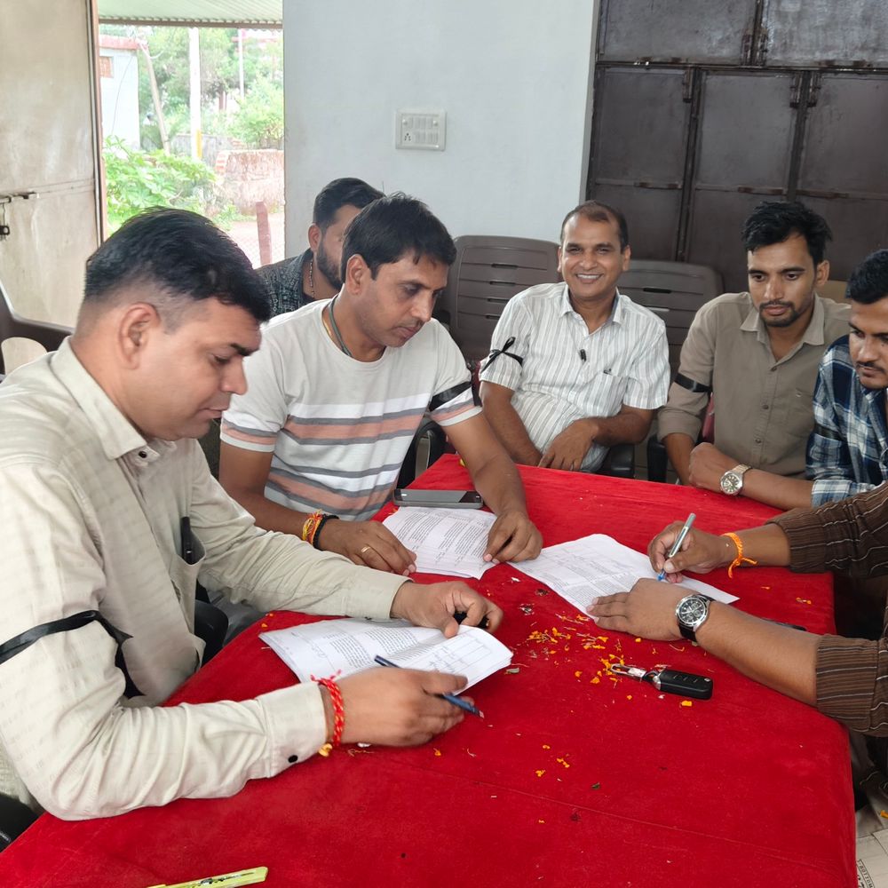 
                 मांगों को मनवाने पटवारियों ने काली पट्टी बांधकर किया काम:पदोन्नति समेत लंबित मांगों पर आंदोलन शुरू, समाधान नहीं होने पर चेतावनी दी 
            