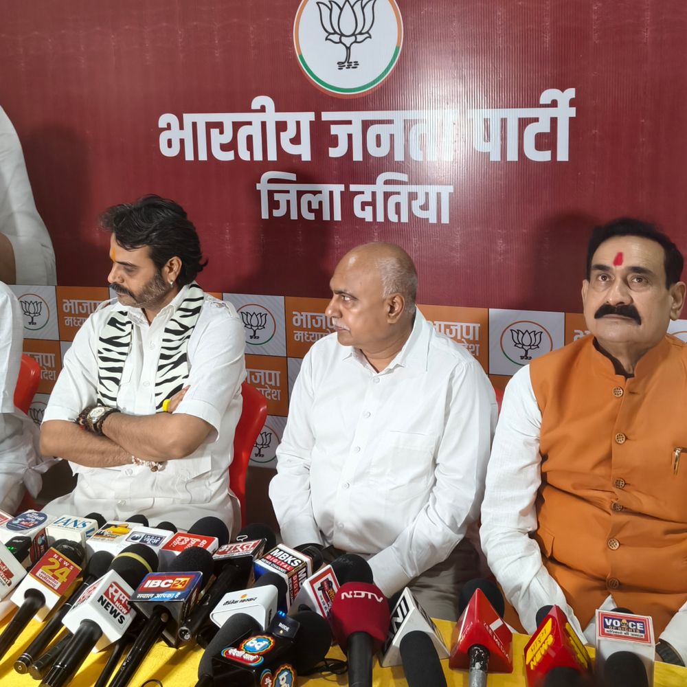 
                 ट्रेन में साथ थे तो बातचीत स्वाभाविक:जीतू पटवारी के तंज पर हेमंत खंडेलवाल बोले- सम्मान की राजनीति बीजेपी से सीखें 
            