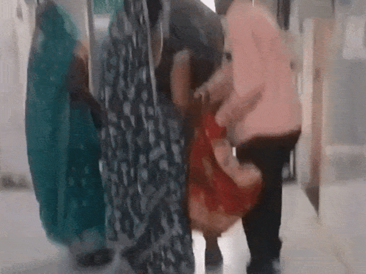 
                 भिंड जिला अस्पताल में बेबस सिस्टम:स्ट्रेचर नहीं मिला, चादर में उठाकर बुजुर्ग को वार्ड तक ले गए परिजन; सिविल सर्जन बोले- जांच करेंगे 
            