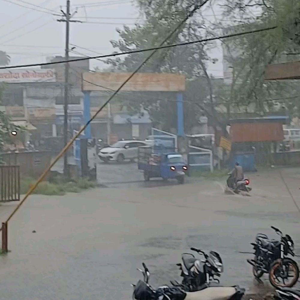 
                 सागर में गरज-चमक के साथ बारिश:सड़कों पर भरा पानी, सीजन में अब तक हुई 9.7 इंच औसत बारिश 
            