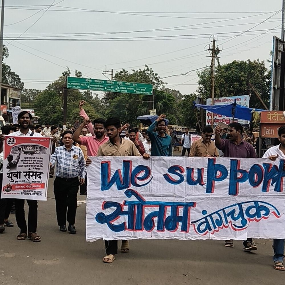 
                 सोनम वांगचुक के समर्थन में गुना में प्रदर्शन:सिविल सोसाइटी के लोग बोले- दिल्ली में संसद मार्च हो रहा, हम सांसद मार्च कर रहे हैं 
            