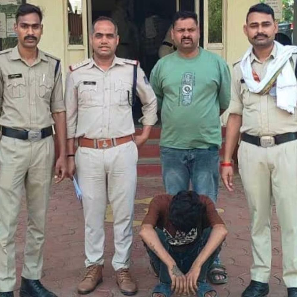 
                 नाबालिग से रेप के आरोपी की जमानत खारिज:वाटर पार्क में दोस्त के साथ नहाते हुए वीडियो बनाए; दुकान पर ले जाकर किया गलत काम 
            
