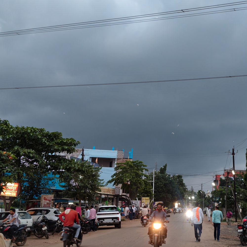 
                 नर्मदापुरम में बारिश नहीं होने से किसानों की बढ़ी चिंता:सुबह से छाए बादल, उमस और चिपचिपी गर्मी से लोग परेशान 
            