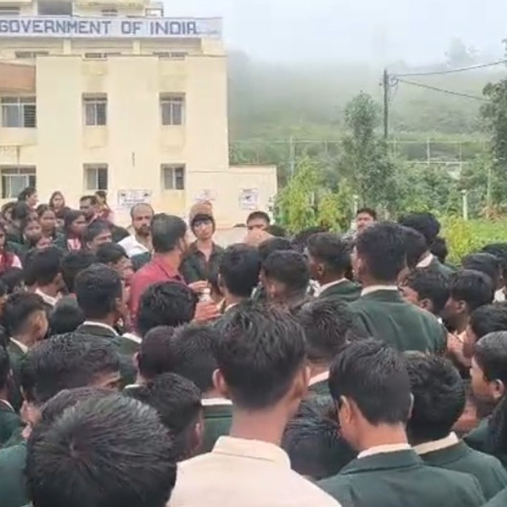 
                 तामिया के एकलव्य आवासीय विद्यालय में छात्रों का हंगामा:घटिया खाने से नाराज बच्चे बारिश में धरने पर बैठे, बोले- कलेक्टर से मिलेंगे तभी उठेंगे 
            