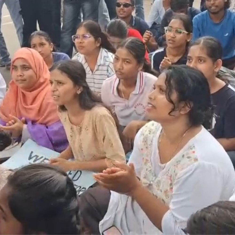 
                 छिंदवाड़ा में सोनम वांगचुक के समर्थन में छात्रों का प्रदर्शन:शिक्षा मंत्री धर्मेंद्र प्रधान के इस्तीफे की मांग, परीक्षा प्रणाली में सुधार को लेकर दिया ज्ञापन 
            