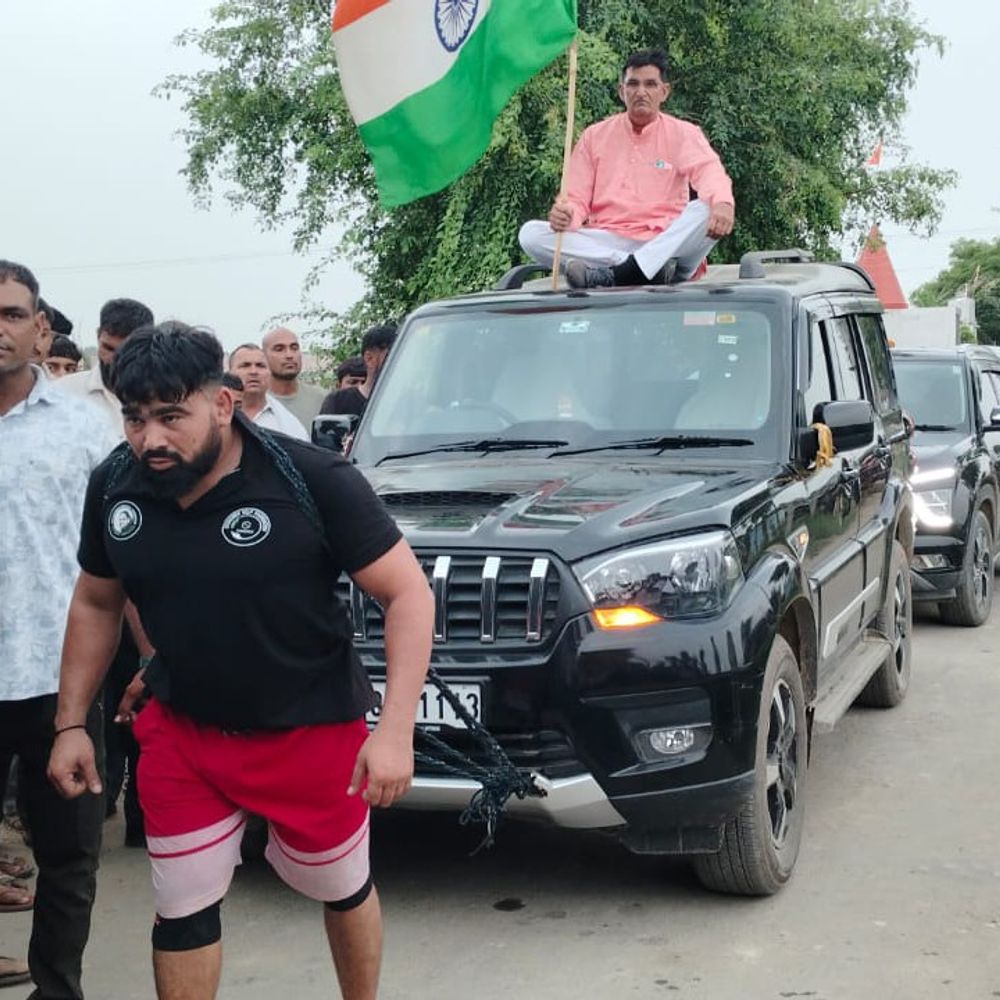 गौरव पहलवान ने 8 गाड़ियां खींचकर बनाया रिकॉर्ड:अकोला में कार और स्कॉर्पियो समेत वाहनों को खींचा
