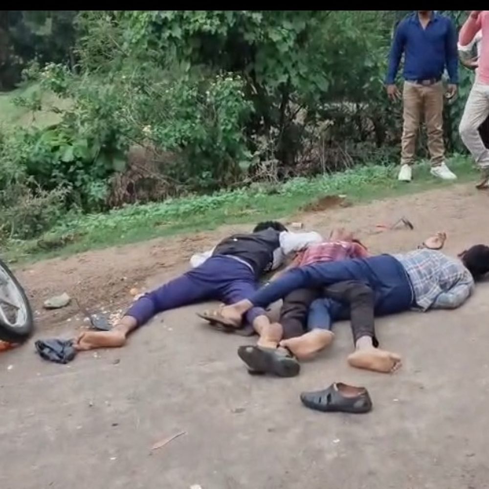 
                 मानपुर में ऑटो-बाइक की भिड़ंत, तीन घायल:दो युवक गंभीर; कछौन्हा से मानपुर जाते समय चरणगंगा नदी के पास हादसा 
            
