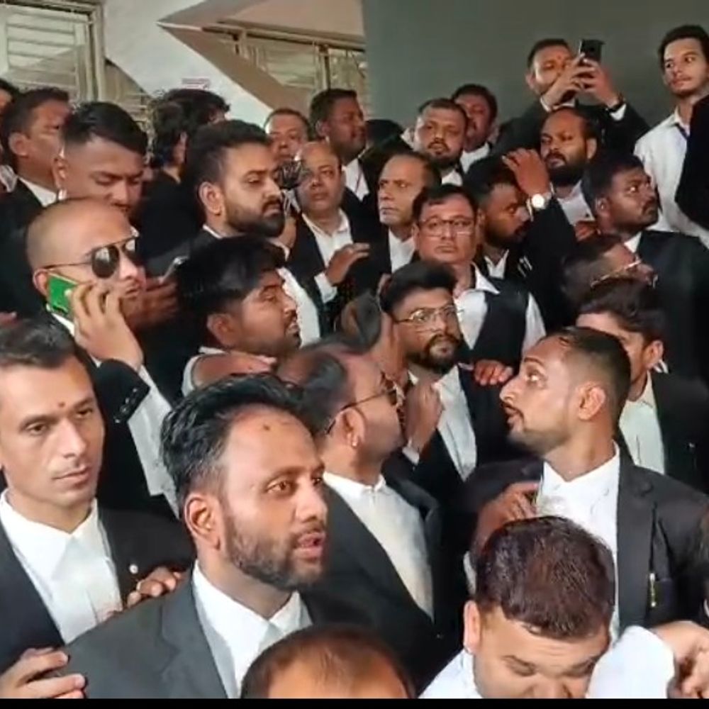 
                 जबलपुर में अधिवक्ता संघ का चुनाव रद्द:मतपत्र लीक होने के आरोपों के चलते हंगामा; मुख्य चुनाव अधिकारी ने दिया इस्तीफा 
            