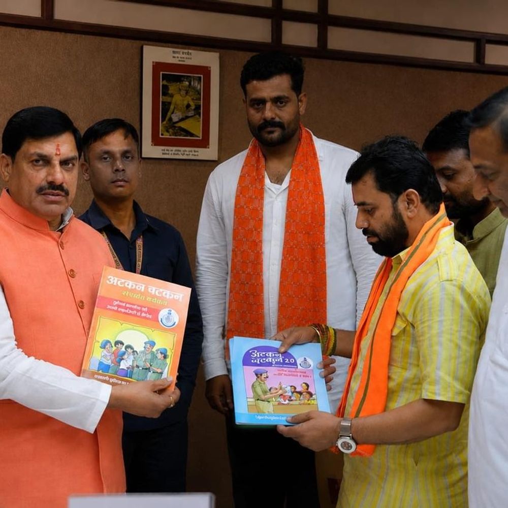 
                 CM को भेंट की कॉमिक्स "अटकन चटकन सशक्त बचपन":BJP जिला अध्यक्ष यादव ने भेंट की; बड़वानी एसपी की पहल को मुख्यमंत्री ने सराहा 
            