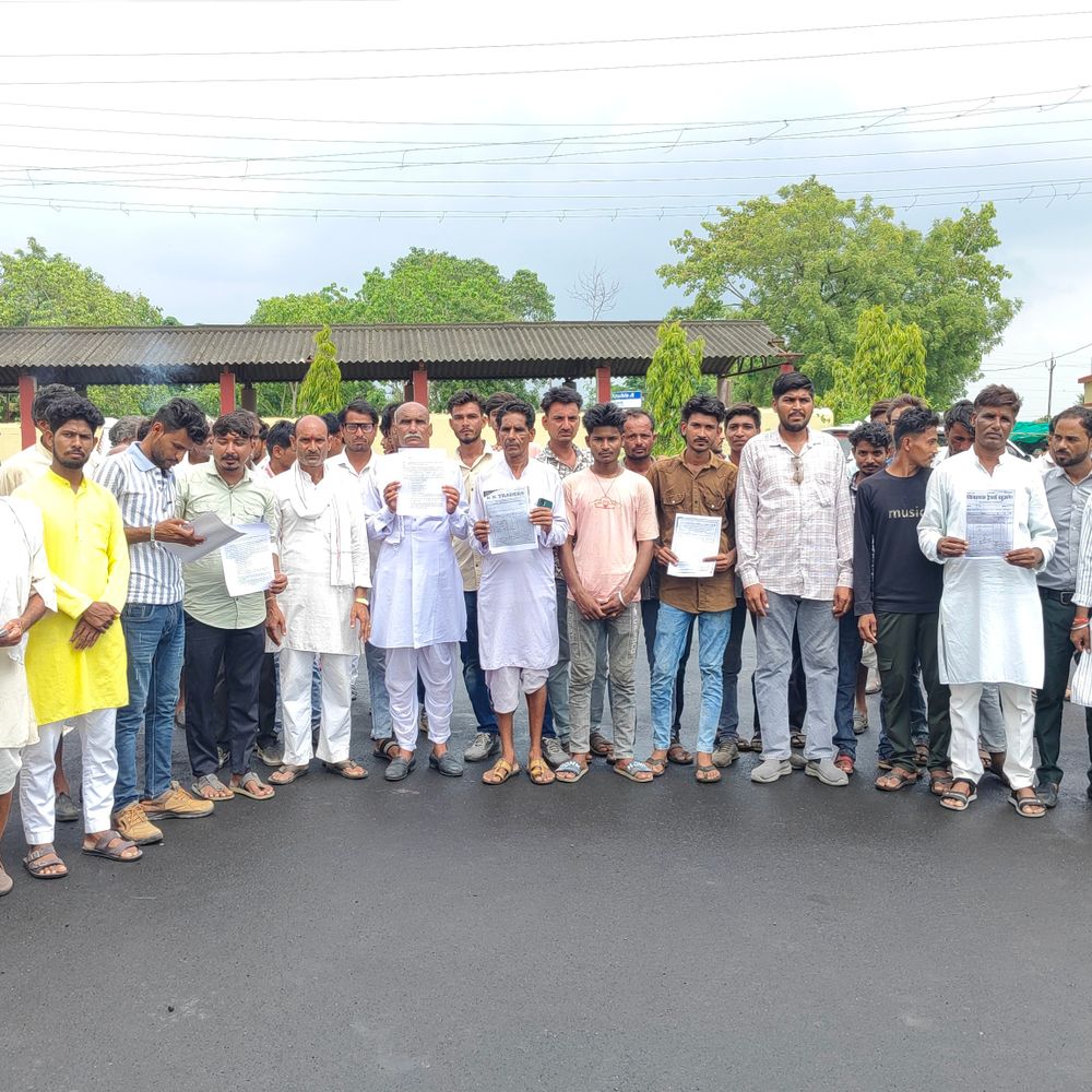 
                 लाख्या पंचायत में 60 लाख के फर्जी भुगतान का आरोप:राजगढ़ में ग्रामीणों ने सरपंच-सचिव की शिकायत की, बोले- बिना काम राशि निकाली 
            