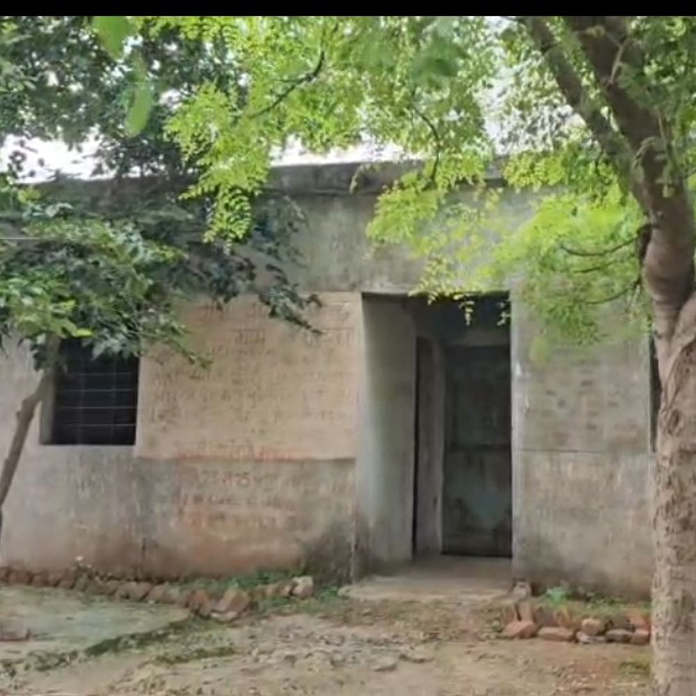 
                 झाबुआ के केसरपुरा में 11 साल से अधूरा आंगनवाड़ी भवन:बच्चों की सुरक्षा पर सवाल, 2015 से बनना हुआ था शुरू 
            