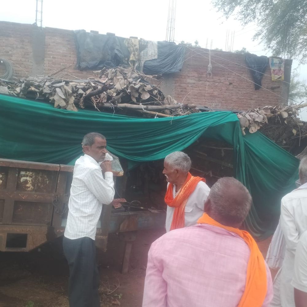 
                 टीकमगढ़ में टपरे पर गिरी आकाशीय बिजली:खेत में सो रहे 38 वर्षीय किसान की मौत; अस्पताल पहुंचने से पहले तोड़ा दम 
            