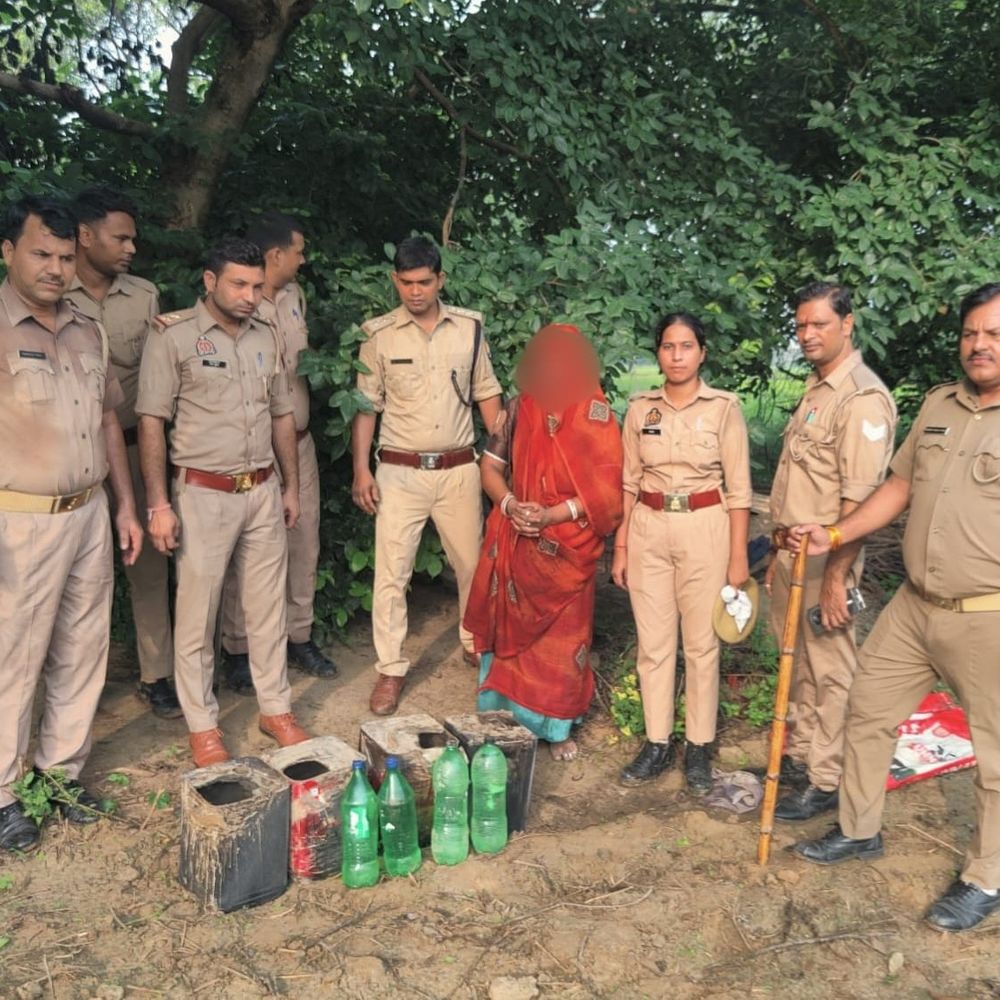 रायबरेली में पुलिस की दो बड़ी कार्रवाई:10 लीटर कच्ची शराब के साथ महिला तस्कर गिरफ्तार, पॉक्सो के वांछित आरोपी को भी दबोचा