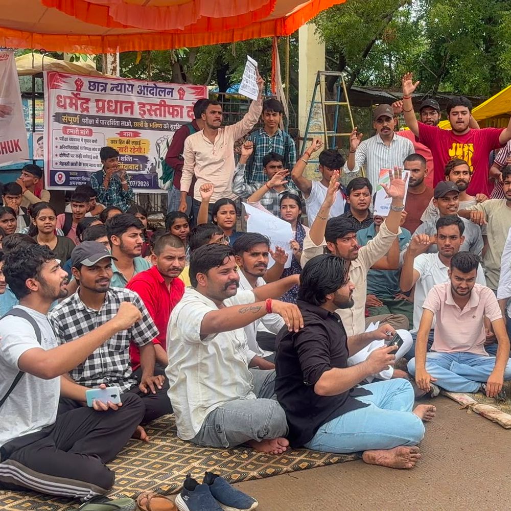 
                 शिक्षा मंत्री के इस्तीफे की मांग के लिए नारेबाजी:मैहर में छात्र बोले- 'इस्तीफा तो तुमको देना होगा, वरना रोज धरना होगा' 
            