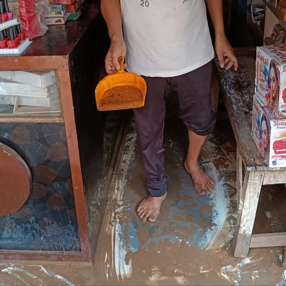 
                 रीवा के बैकुंठपुर में एक घंटे की बारिश से जलभराव:दर्जनभर दुकानों में घुसा पानी; नालियों की सफाई और जल निकासी की व्यवस्था नहीं 
            