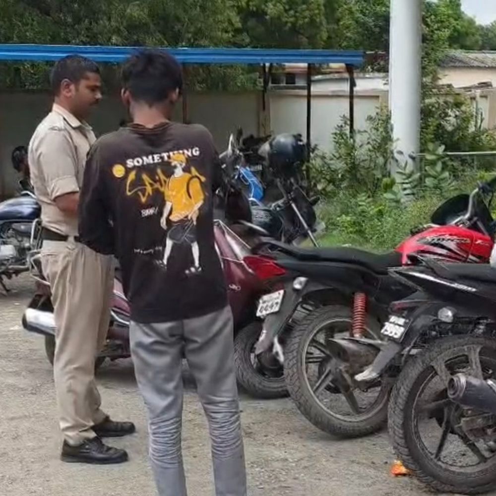 
                 6 दिन बाद पकड़ाया नाबालिग से रेप का आरोपी:रीवा में इंस्टाग्राम पर दोस्ती कर बनाया था शिकार; गिरफ्तारी के बाद भेजा जेल 
            