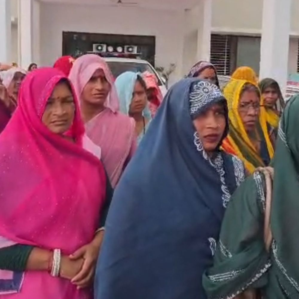 
                 सैकड़ों ग्रामीण महिलाओं-बच्चों के साथ एसपी कार्यालय पहुंचे:बोले- हर ठेले में बिक रहा नशा, बच्चियों का घर से निकलना हुआ मुश्किल 
            