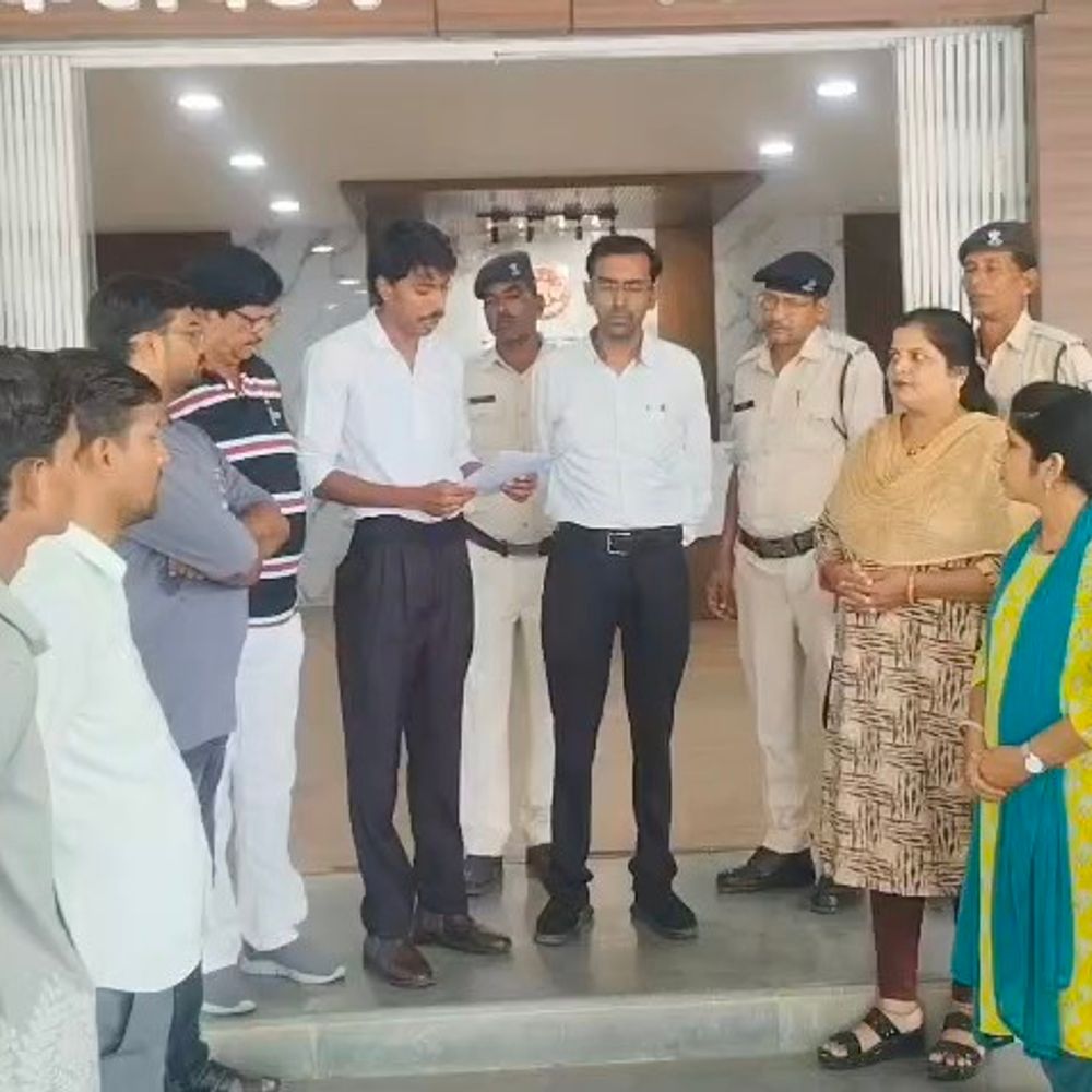 
                 नीमच में छात्र दमन, सोनम वांगचुक की गिरफ्तारी का विरोध:राष्ट्रपति के नाम एसडीएम को सौंपा गया ज्ञापन, केंद्र सरकार पर लगाए आरोप 
            