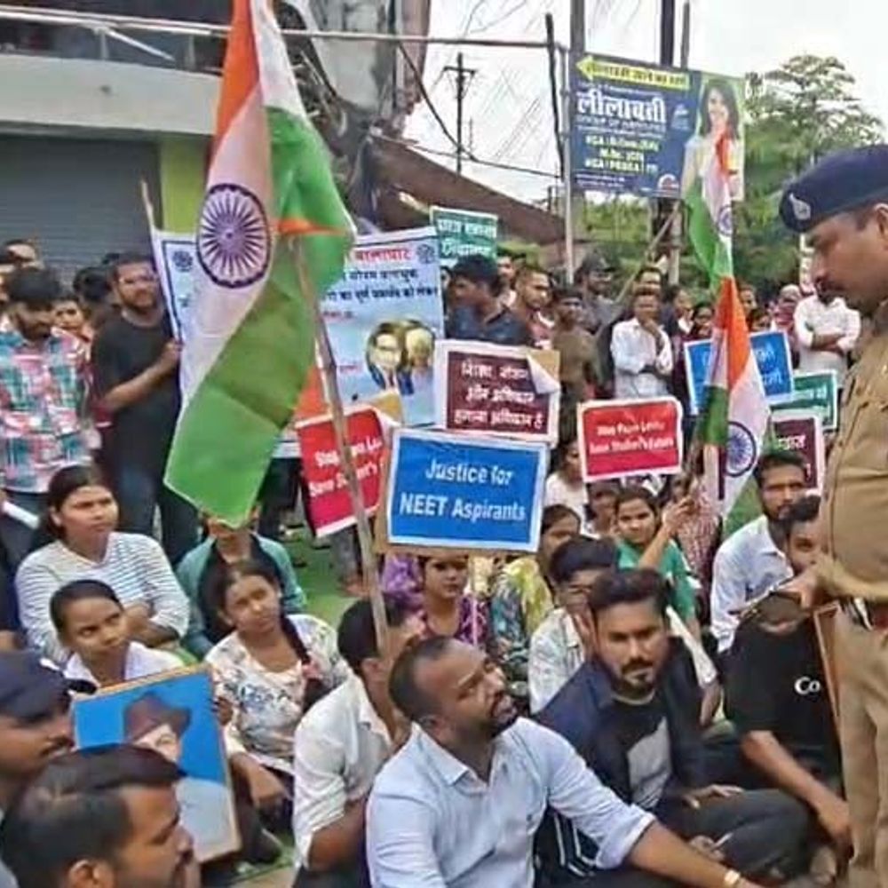 
                 नीट गड़बड़ी पर बालाघाट में छात्रों का प्रदर्शन:सोनम वांगचुक को हटाने का भी विरोध किया; शिक्षा मंत्री के इस्तीफे की मांग 
            