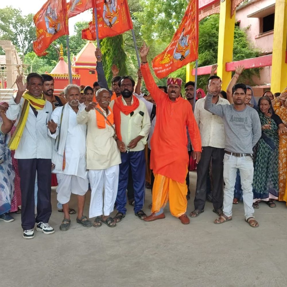 शाजापुर से 400 श्रद्धालु 15वीं चुनरी यात्रा के लिए रवाना:मां नर्मदा को 551 फीट लंबी चुनरी अर्पित करेंगे; अच्छी बारिश और विश्व शांति की कामना