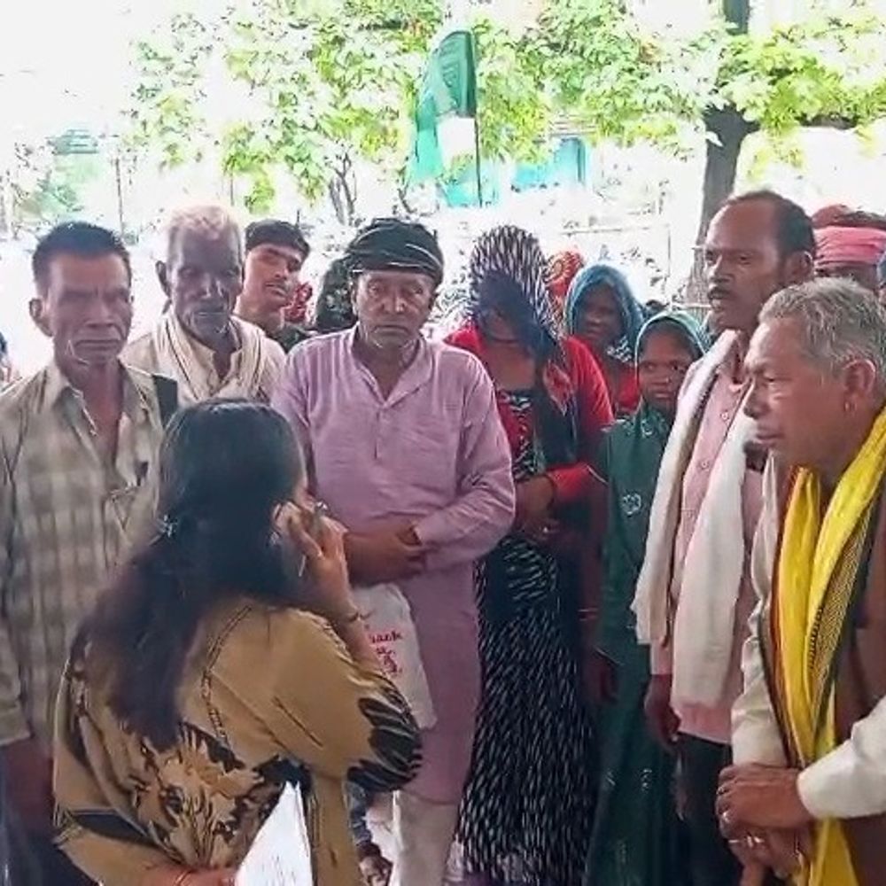 
                 वनकर्मियों पर आदिवासियों के साथ मारपीट का आरोप:दमोह में कलेक्टर को ज्ञापन दिया; वन अधिकार पट्टे जारी करने की मांग 
            