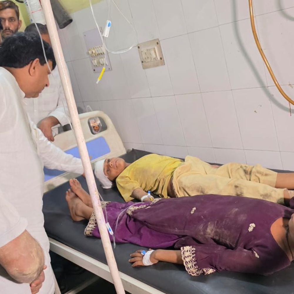 मंत्री कपिलदेव अग्रवाल पहुंचे जिला अस्पताल:हबीबपुर हादसे में घायल बच्चियों का जाना हाल, मकान गिरने से गई थी 5 की जान
