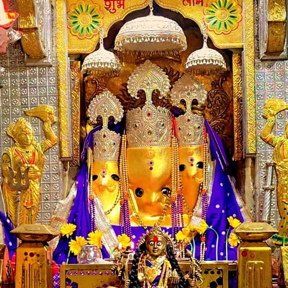 
                 गुप्त नवरात्रि में मां बगलामुखी धाम में श्रद्धालुओं की भीड़:विशेष श्रृंगार के दर्शन के लिए सुबह से कतारें; प्रशासन ने सुरक्षा बढ़ाई 
            