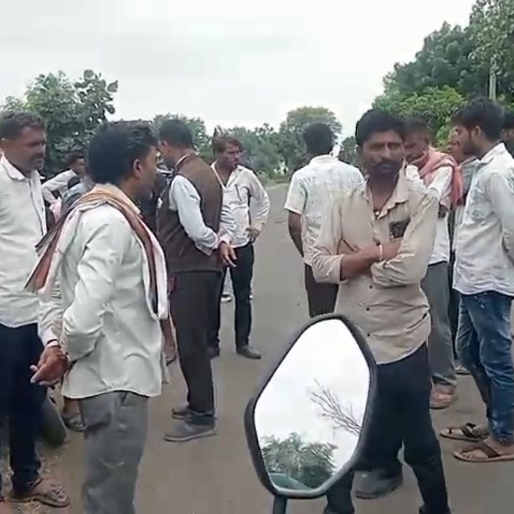 
                 मेढ़ पर सो रहे युवक पर चढ़ा ट्रैक्टर, मौत:अंधेरे में चालक को नहीं दिखा युवक; चालक ने खुद दी पुलिस को हादसे की सूचना 
            