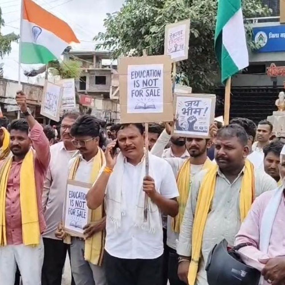 
                 सोनम वांगचुक के समर्थन में पानसेमल में पैदल मार्च:शिक्षा सुधार और पेपर लीक पर कार्रवाई की मांग; तहसील कार्यालय में दिया ज्ञापन 
            