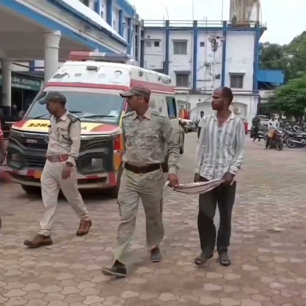 
                 कान्हा बफर में चीतल मांस बरामद, दो गिरफ्तार:आवारा कुत्तों के हमले में मरे चीतल को पकाने की तैयारी में थे; एक आरोपी फरार 
            