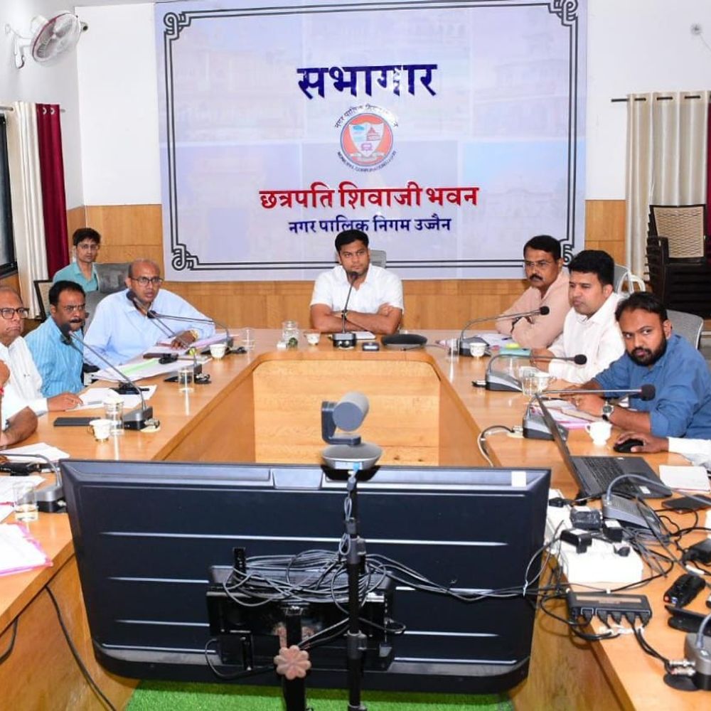 
                 उज्जैन नगर निगम में 57 कर्मचारियों को प्रमोशन:आयुक्त अभिलाष मिश्रा ने जारी किए आदेश,कहा-इससे कर्मचारियों का मनोबल बढ़ेगा 
            