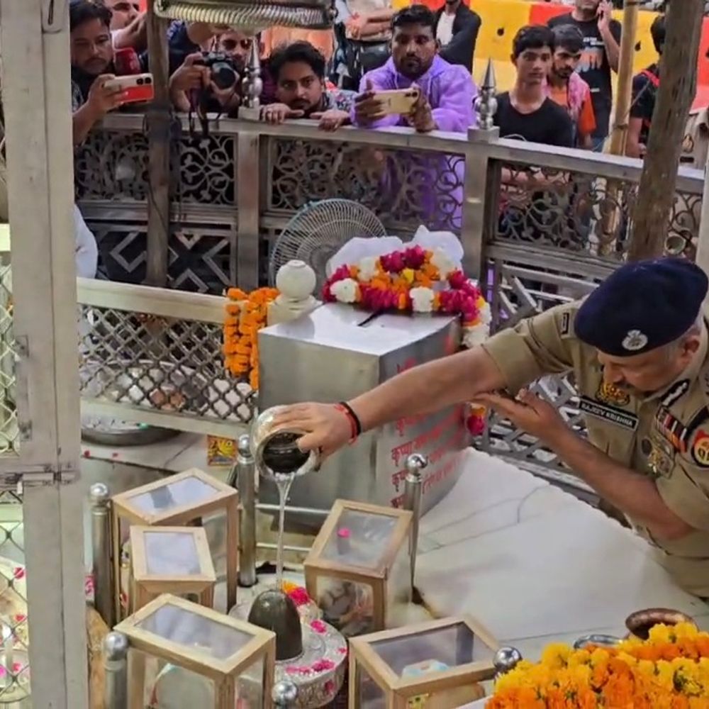 कांवड़ यात्रा को लेकर मुजफ्फरनगर के शिव चौक पहुंचे डीजीपी:शिव मंदिर में किया जलाभिषेक, कंट्रोल रूम का निरीक्षण कर सुरक्षा व्यवस्था परखे