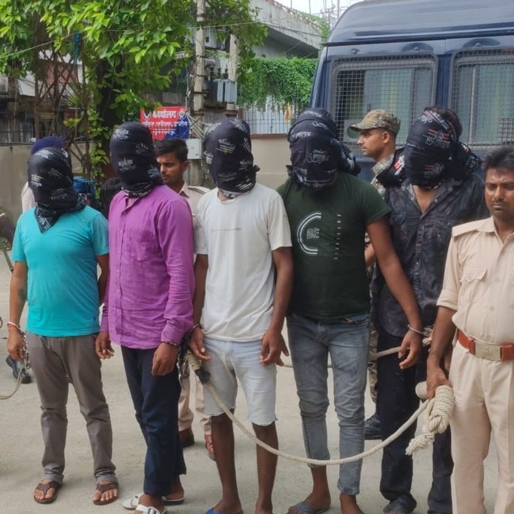 घर में चोरी करने वाले 6 आरोपी गिरफ्तार:सोने-चांदी के जेवरात-मोबाइल बरामद, बदमाशों के पास हथियार-कारतूस भी मिले