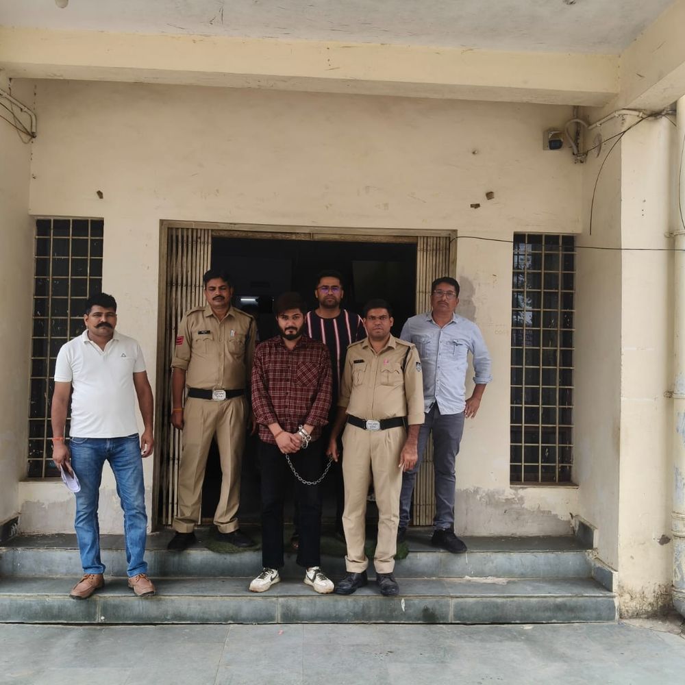 
                 बैतूल में पेट्रोल पंप पर हमला, आरोपी गिरफ्तार:पुरानी रंजिश में 9-10 युवकों ने की मारपीट; तोड़फोड़ सीसीटीवी में कैद 
            
