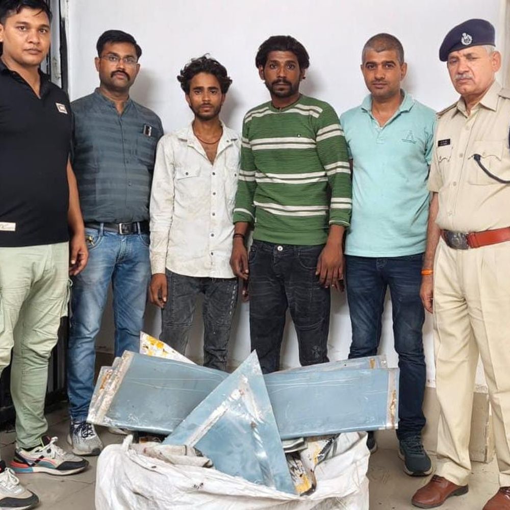
                 रेलवे के 20 एल्युमिनियम बोर्ड चुराने वाले दो गिरफ्तार:हरदा में झाड़ियों में छिपाया था माल, निशानदेही पर बरामद; पेचकस भी जब्त 
            