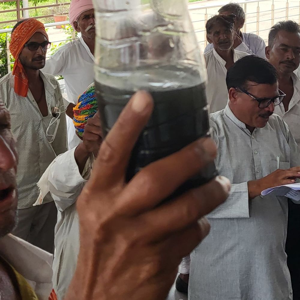 
                 इथेनॉल फैक्ट्री पर प्रदूषण फैलाने का आरोप:कार्रवाई की मांग पर अड़े ग्रामीण, कलेक्टर को सौंपा ज्ञापन 
            